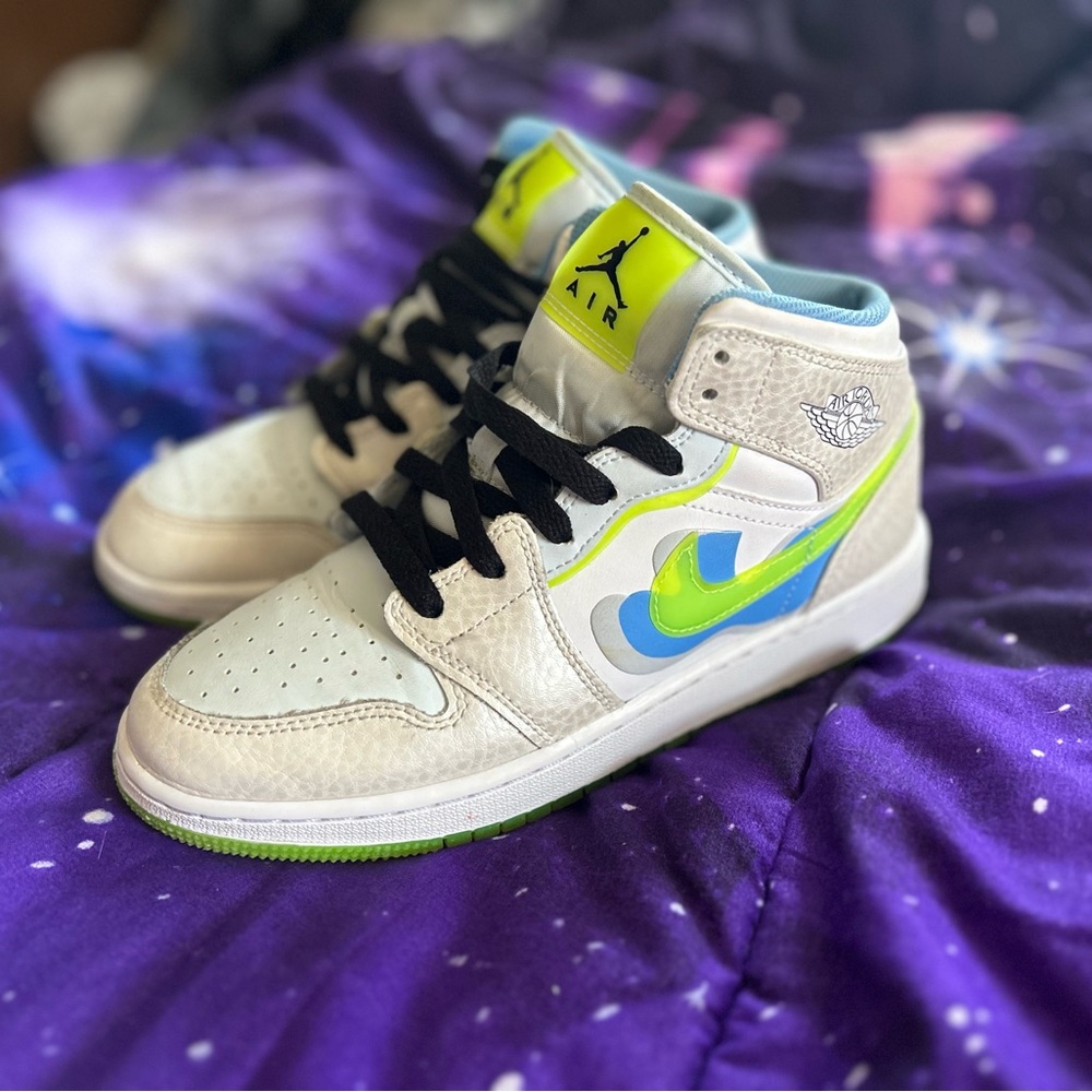 BOYS SIZE 6 -Nike Jordan 1 Mid “Lucid Dreams”